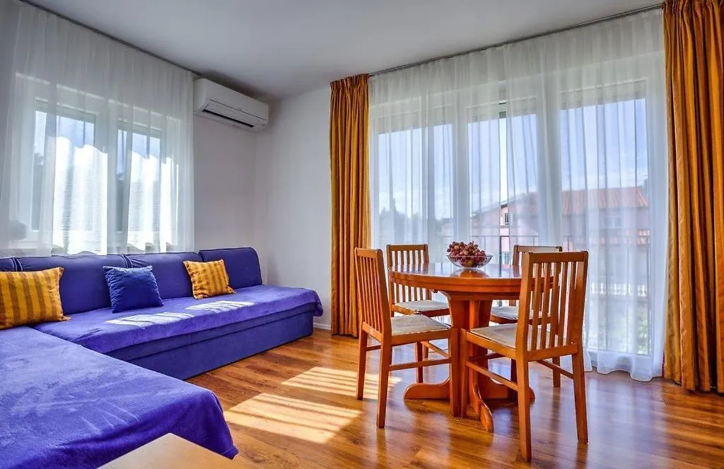Guest house Apartments Siparis With Pool Zambratija