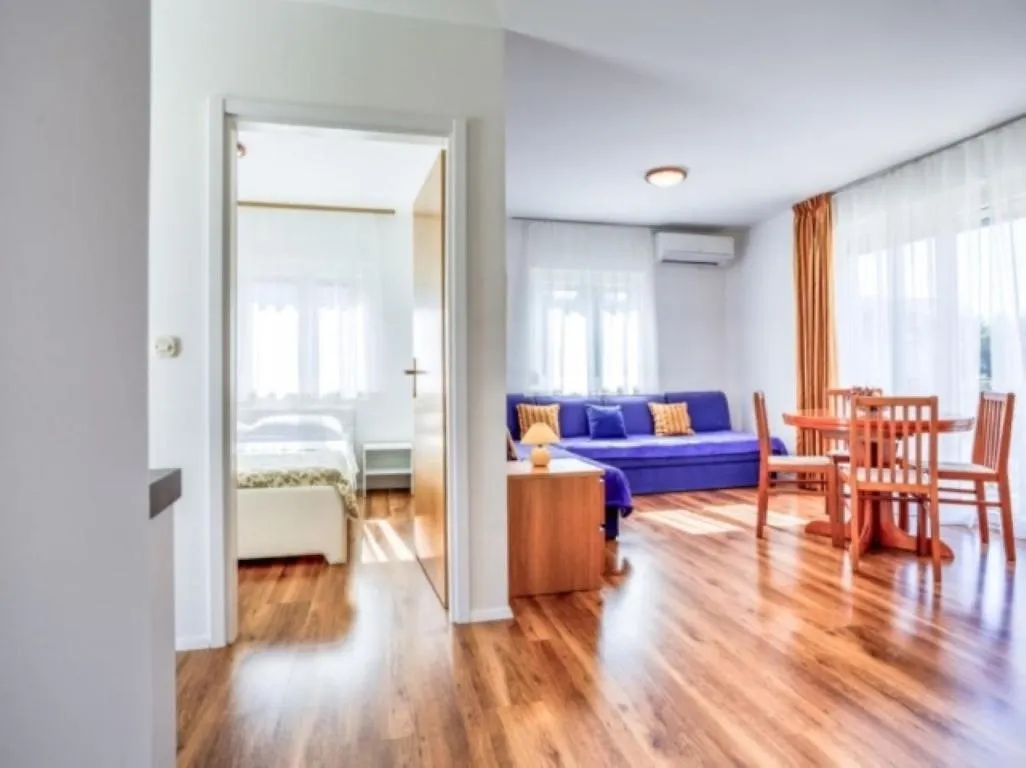 Apartments Siparis With Pool Zambratija  Guest house Zambratija (Istria)